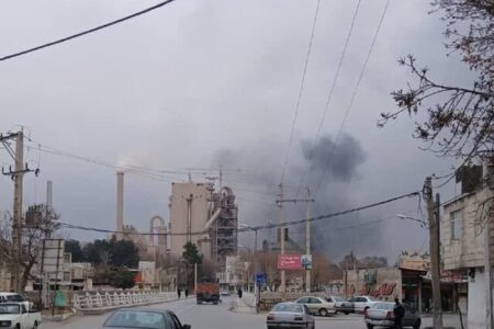 حریق در محوطه کارخانه سیمان / بررسی علت حادثه آغاز شد