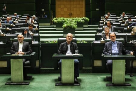 پزشکیان در صحن مجلس حضور یافت