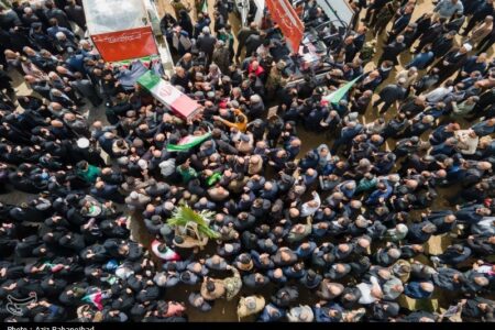بدرقه جانسوز دریادلان ‌دنا‌ در بندرعباس‌/ 11 لاله پرپر ‌در آغو‌ش مردم