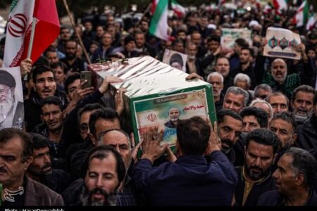 تشییع 3 شهید منطقه اردهال کاشان در حمله دشمن به مناطق مسکونی+تصاویر