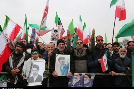 مردم ایران پای آرمان‌های انقلاب ایستاده‌اند