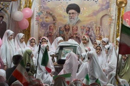 اجرای سرود «اینجا ایرانه» توسط دانش آموزان قوچانی در جشن تکلیف