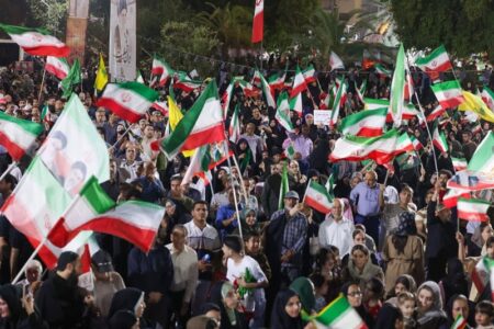 اقتدار امروز ایران نتیجه ایستادگی مردم است/مطیع فرمان رهبری هستیم