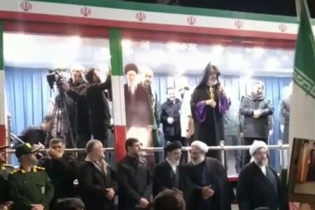 با وحدت حول محور رهبری برابر دشمنان پیروز می‌شویم