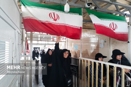 تردد بیش از ۱۱۴ هزار مسافر از مرز مهران در فروردین‌ماه