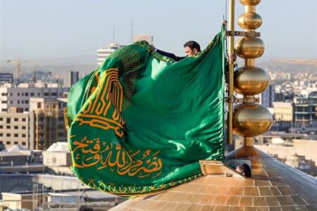 تعویض پوش ضریح و پرچم گنبد در صبح میلاد امام رضا(ع)