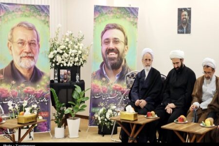 دیدار آیت‌الله اعرافی با خانواده شهید لاریجانی+ عکس