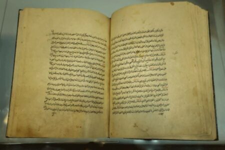 رونمایی از 2 نسخه خطی عیون اخبار الرضا با قدمت 500 سال در مشهد