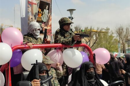 رژه اقتدار؛دختران تبریزی با سربند یا زهرا و سلاح ایمان، در صف ایستادگی