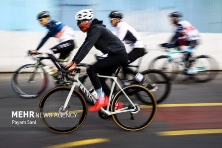 رکاب‌زنی نوجوانان دوچرخه‌سوار دورودی برای وطن