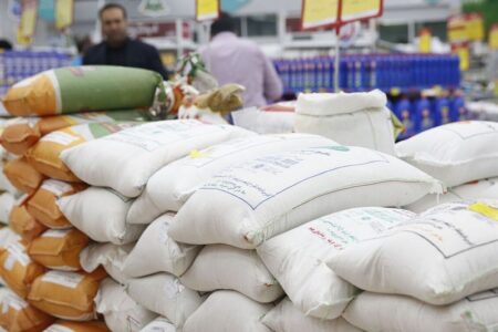 واردات 620 هزار تن کالای اساسی از  مناطق آزاد به کشور