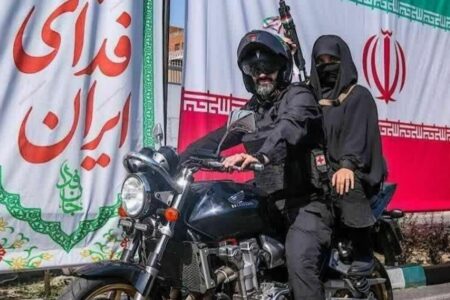 یک تصویر متفاوت/ بانوی مسلح روی موتور در میادین تهران + عکس