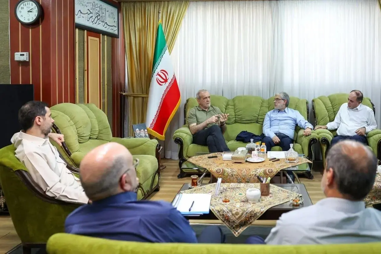 استایل متفاوت مسعود پزشکیان در یک جلسه رسمی + عکس