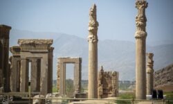 برگزاری کنسرت علیرضا قربانی و علی زندوکیلی در تخت‌جمشید و پاسارگاد