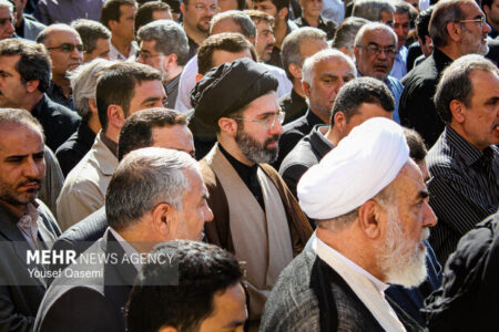 نقد و بررسی کتابی درباره رهبر انقلاب