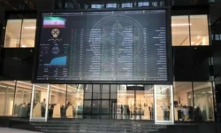 بازار سهام در دو راهی؛ شاخص کل ریخت، شاخص هم‌وزن صعود کرد/ نقدینگی کجا رفت؟