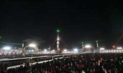 مسجد جمکران ساعاتی پیش از آغاز مراسم تشییع امام شهید مملو از جمعیت شد