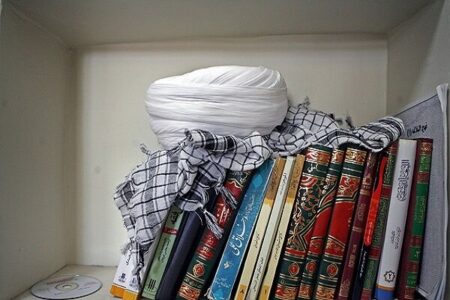 روحانیت امروز نمی‌داند ملبس وارد جامعه شود یا با لباس شخصی