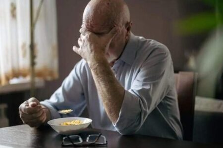 چرا آدم‌های تنها بیشتر در معرض کمبود ویتامین هستند؟