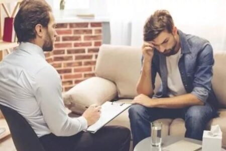 این جمله‌ها را به فرد مضطرب نگویید؛ حالش را بدتر می‌کند