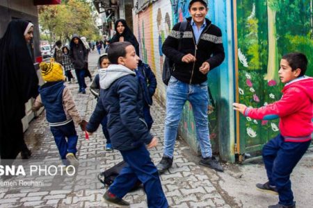 کودکانی که «دست‌بزن» دارند؛ چگونه با این مشکل برخورد کنیم؟